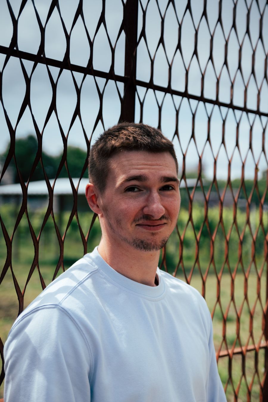 Portret mężczyzny z wolną przestrzenią obok